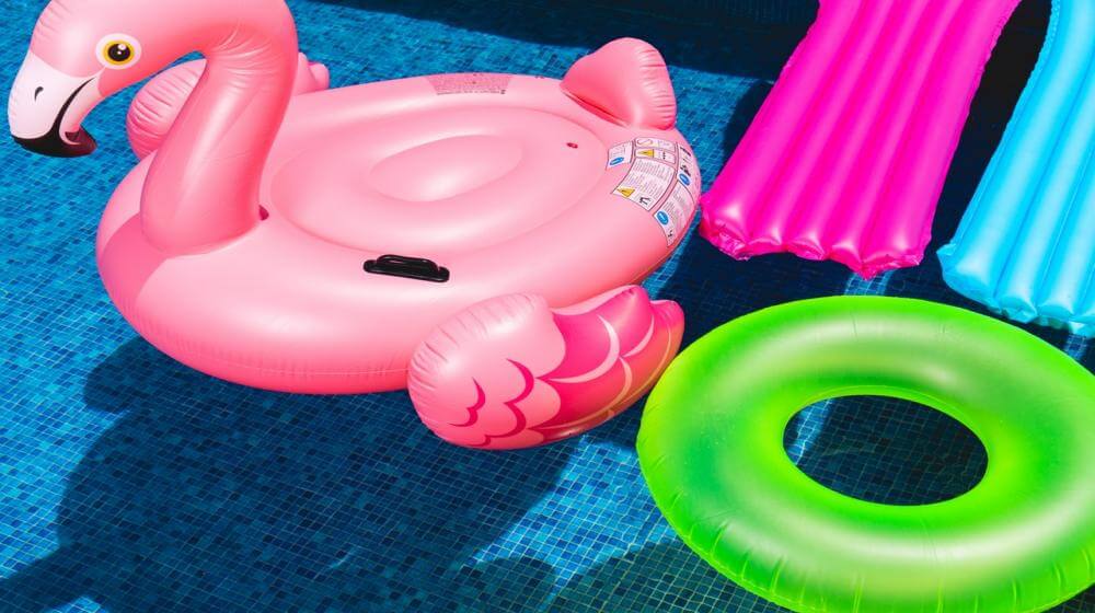 Dmuchane zabawki do ogrodu i na basen – jakie kupić? Wybieramy najlepsze zabawki dmuchane do wody
