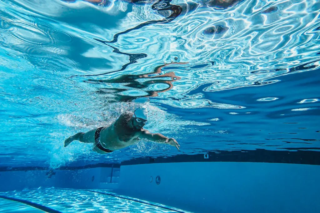 Czy pływanie pomaga na kolana? Kiedy warto, a kiedy uważać?