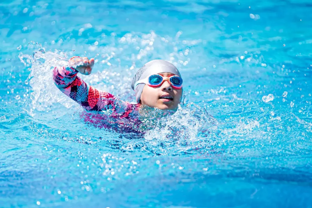 Pływanie pieskiem – co to jest i czy warto tak pływać?