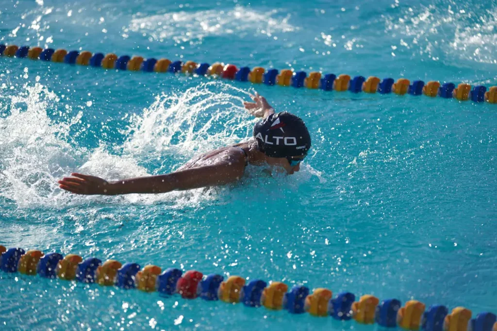 Styl motylkowy w pływaniu – technika, błędy i wskazówki